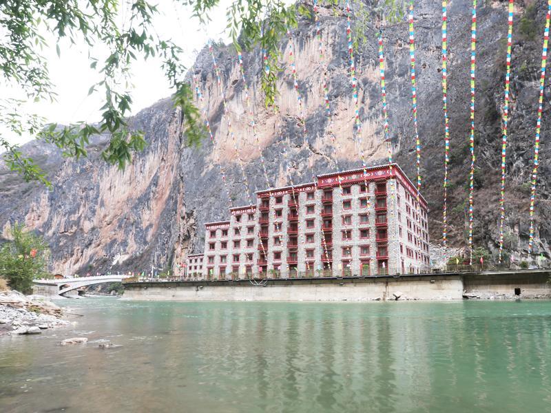 Balagezong Tibetan Ecological Hotel Shangri-La Exterior photo